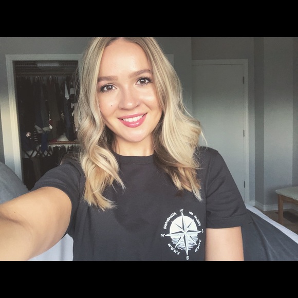 Meet your Posher, Nicole - Picture 1 of 1